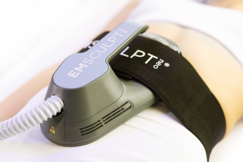 Emsculpt_Neo_PIC_Female-Abdomen_2863_ENUS100 emsculpt neo on abdomen