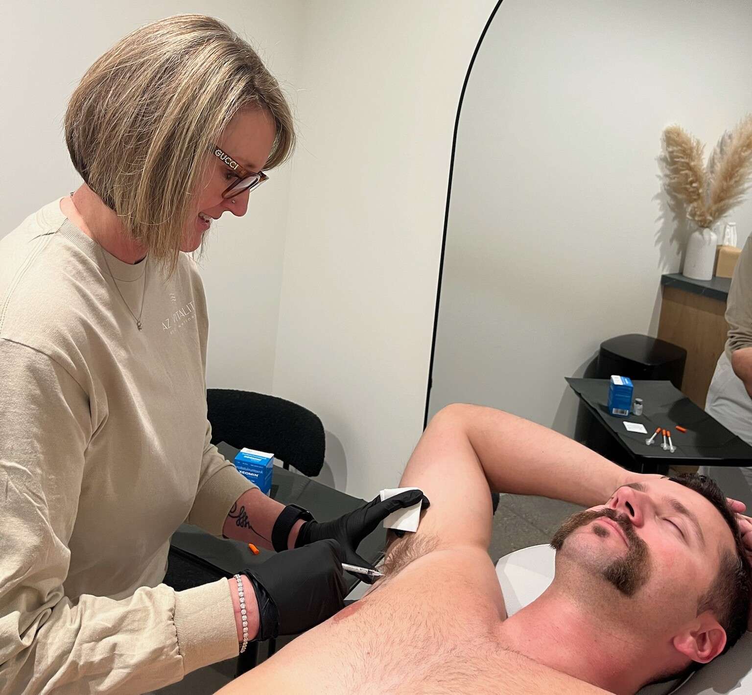 IMG_3185 man receiving hyperhidrosis injections in armpit